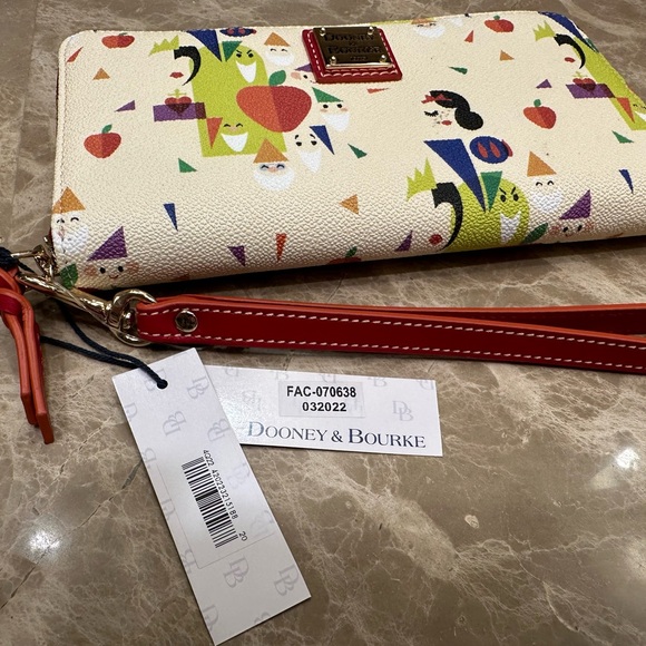Dooney & Bourke NWT Snow White 85th Anniversary Wallet FAC-070638 - Picture 4 of 4